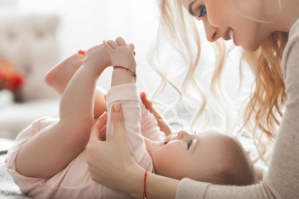 bébé avec tête plate - plagiocéphalie